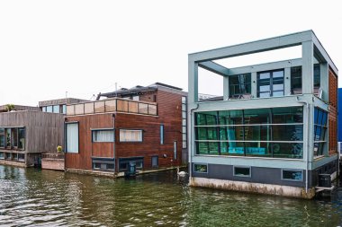 Hollanda, Amsterdam - 10 Nisan 2024: Ijburg Bölgesi 'nde yüzen evler