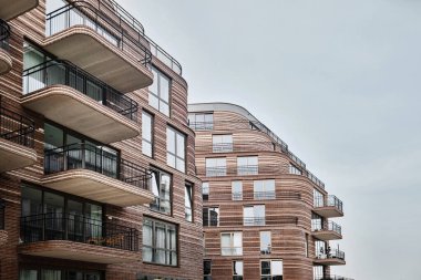 Hollanda, Amsterdam - 6 Nisan 2024: Sausalitolaan İlçesi 'nde modern apartman tasarımı