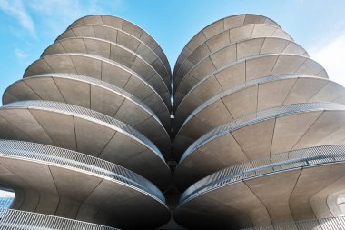 Hollanda, Amsterdam - 7 Nisan 2024: Zuidas İlçesinde Rai çok fonksiyonlu sarmal şekilli otopark