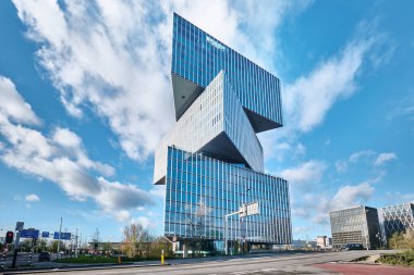 Hollanda, Amsterdam - 10 Nisan 2024: Yeni inşa edilen RAI Nhow Otel Binası. Olağanüstü tasarımı Rem Koolhaas, OMA 'dan.