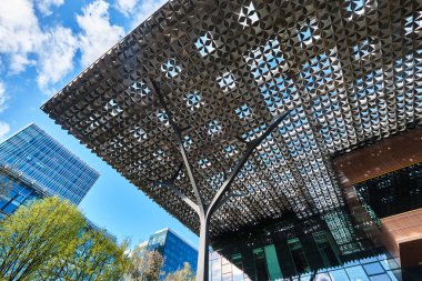 Hollanda, Amsterdam - 10 Nisan 2024: Ulusal Posta Kodu Loterij 'in sürdürülebilir genel merkez binası, modern çatılı Hollanda Yardım Piyangoları