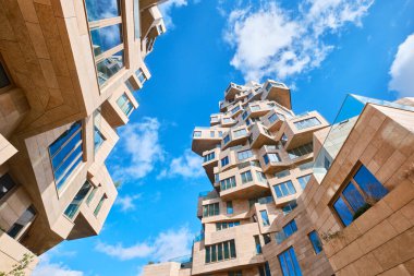 Hollanda, Amsterdam - 7 Nisan 2024: Amsterdam Zuidas ilçesindeki Vadi olarak bilinen ikonik yerleşim kuleleri, MVRDV tarafından tasarlandı