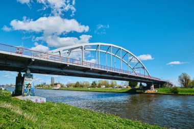 Hollanda, Amsterdam - 10 Nisan 2024: Zeeburg bölgesindeki Flevopark yakınlarında Amsterdamsebrug Graffiti köprüsü