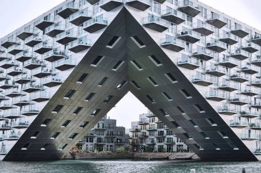 Hollanda, Amsterdam - 10 Nisan 2024: Ijburg bölgesindeki Sluishuis modern konut binası, Bjarke Ingels Group, BIG