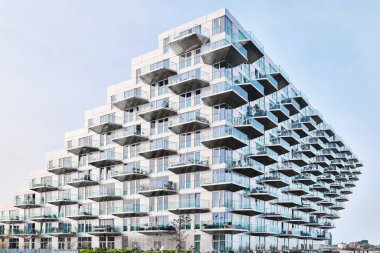 Hollanda, Amsterdam - 10 Nisan 2024: Ijburg bölgesindeki Sluishuis modern konut binası, Bjarke Ingels Group, BIG