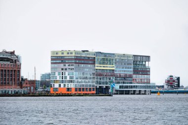 Hollanda, Amsterdam - 6 Nisan 2024: Amsterdam Centraal Amsterdam 'ın en büyük tren istasyonu