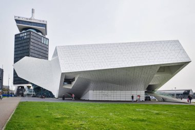 Hollanda, Amsterdam - 6 Nisan 2024: Limanın kuzey kıyısındaki Göz Film Müzesi 'nin fütüristik şekli