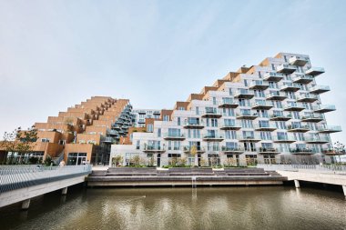 Hollanda, Amsterdam - 10 Nisan 2024: Ijburg bölgesindeki Sluishuis modern konut binası, Bjarke Ingels Group, BIG