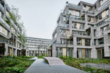 Hollanda, Amsterdam - 6 Nisan 2024: Sausalitolaan İlçesi 'nde modern apartman tasarımı