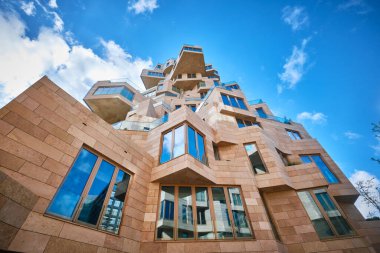 Hollanda, Amsterdam - 07 Nisan 2024: Amsterdam Zuidas ilçesindeki Vadi olarak bilinen ikonik yerleşim kuleleri, MVRDV tarafından tasarlandı