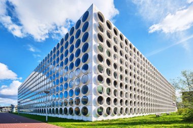 Hollanda, Amsterdam - 10 Nisan 2024: Ravel Malikânesi, Zuidas Bölgesi Öğrenci Deneyimi, modern mimari cephesine sahip modern bir öğrenci merkezi