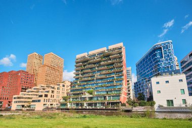 Hollanda, Amsterdam - 07 Nisan 2024 Zuidas 'ın sıradışı teraslı apartmanı Sebzeli Balkonlu George Binası