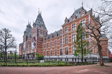Hollanda, Amsterdam - 09 Nisan 2024: Rijksmuseum, Amsterdam 'ın merkezinde Ulusal Eyalet Müzesi
