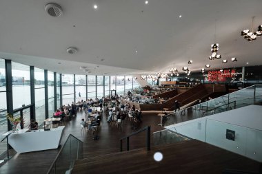 Hollanda, Amsterdam - 10 Nisan 2024: EYE Film Enstitüsü 'ndeki kafe Roman Delugan tarafından tasarlandı. Overhoeks bölgesinde yer alıyor.