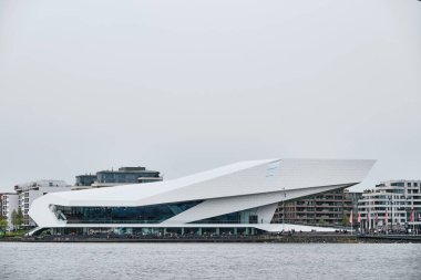 Hollanda, Amsterdam - 10 Nisan 2024: Limanın kuzey kıyısındaki Göz Film Müzesi 'nin fütüristik şekli