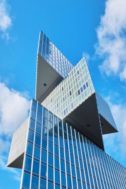 Hollanda, Amsterdam - 10 Nisan 2024: Yeni inşa edilen RAI Nhow Otel Binası. Olağanüstü tasarımı Rem Koolhaas, OMA 'dan.