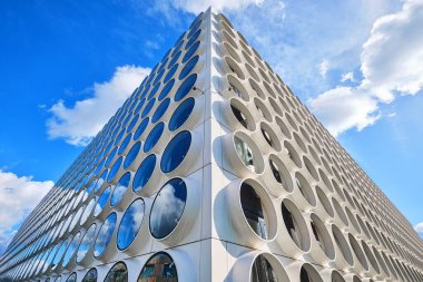 Hollanda, Amsterdam - 10 Nisan 2024: Ravel Malikânesi, Zuidas Bölgesi Öğrenci Deneyimi, modern mimari cephesine sahip modern bir öğrenci merkezi