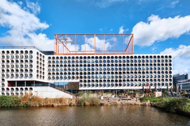 Hollanda, Amsterdam - 10 Nisan 2024: Ravel Malikânesi, Zuidas Bölgesi Öğrenci Deneyimi, modern mimari cephesine sahip modern bir öğrenci merkezi