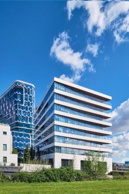 Hollanda, Amsterdam - 10 Nisan 2024: Zuidas Bölgesindeki modern ofis binaları, Van Leijenberghlaan