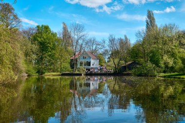 Hollanda, Amsterdam - 07 Nisan 2024: Flevopark 'ta bir göl manzarası
