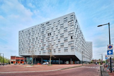 Hollanda, Amsterdam - 10 Nisan 2024: Sporenburg, Doğu Rıhtımı 'ndaki Balina olarak bilinen ikonik modern binanın görüntüsü