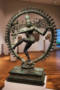 Hollanda, Amsterdam - 10 Nisan 2024: Shiva Nataraja 'nın 12. yüzyıldan kalma bronz heykeli. Rijksmuseum 'da
