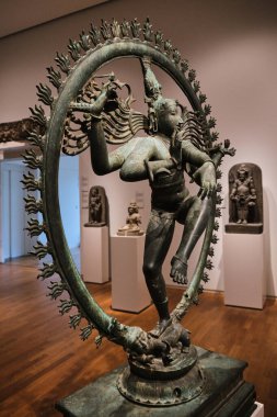 Hollanda, Amsterdam - 10 Nisan 2024: Shiva Nataraja 'nın 12. yüzyıldan kalma bronz heykeli. Rijksmuseum 'da