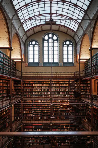 Hollanda, Amsterdam - 10 Nisan 2024: Rijksmuseum Araştırma Kütüphanesi Hollanda 'daki en kapsamlı sanat tarihi kütüphanesine sahiptir