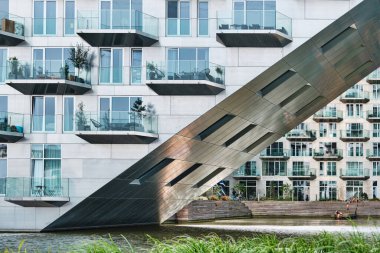 Hollanda, Amsterdam - Nisan 06, 2024: Ijburg bölgesindeki Sluishuis modern konut binası, Bjarke Ingels Group, BIG