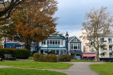 Bar Harbor, Maine, ABD - 21 Ekim 2023: Bar Harbor, Maine, ABD şehir merkezindeki Ana Cadde manzarası.