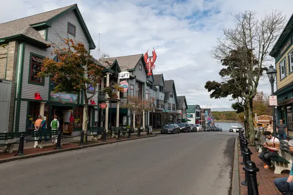 Bangor, Maine, ABD - 21 Ekim 2023: Bar Harbor, Maine, ABD şehir merkezindeki Ana Cadde manzarası.