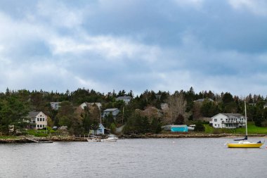 Kanada, Nova Scotia 'nın güneyinde kıyı şeridinde evleri olan bir körfezin manzarası..