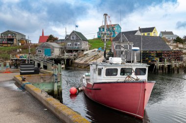 Limanda arka planda evleri olan bir balıkçı teknesi manzarası. Güney Nova Scotia, Kanada 'da Peggy' nin Koyu 'ndaki balıkçı köyünde..