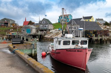 Peggy 'nin Koyu, Nova Scotia, Kanada - 23 Ekim 2023: Arka planda evleri olan bir balıkçı teknesi, Güney Nova Scotia, Kanada' da Peggy 'nin Koyu' ndaki balıkçı köyünde.