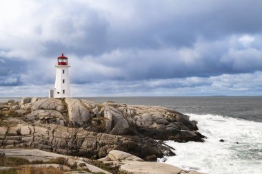 Kanada, Nova Scotia 'daki ünlü Peggy' s Cove fenerinin manzarası.