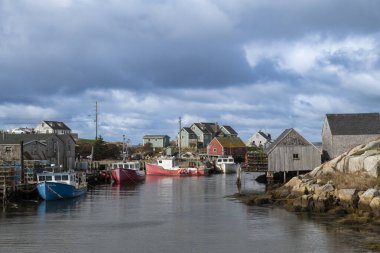 Peggy 'nin Koyu, Nova Scotia, Kanada - 23 Ekim 2023: 00: 00 Güney Nova Scotia, Kanada' da Peggy 'nin Koyu' ndaki balıkçı köyünün limanı ve balıkçı tekneleri.