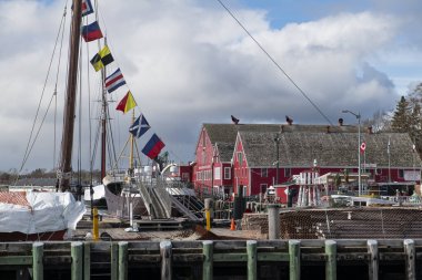 Lunenburg, Nova Scotia, Kanada - 23 Ekim 2023: Güney Nova Scotia, Kanada 'daki Lunenburg limanının limanı ve tekneleri.