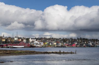 Lunenburg, Nova Scotia, Kanada - 23 Ekim 2023: Güney Nova Scotia, Kanada 'daki Lunenburg kasabasının gökyüzü manzarası.