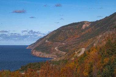 Kanada, Nova Scotia 'daki Cape Breton Highlands Ulusal Parkı' ndaki deniz ve dağların manzarası..