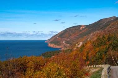 Kanada, Nova Scotia 'daki Cape Breton Highlands Ulusal Parkı' ndaki deniz ve dağların manzarası..