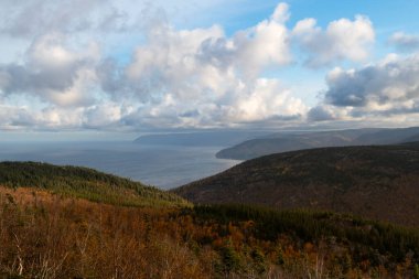 Cape Breton Adası, Nova Scotia, Kanada 'daki Cabot Trail' den manzaralı Pleasant Körfezi.