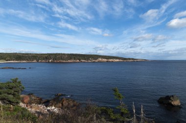 Cape Breton Adası 'ndaki bir körfezin manzarası Cabot Patikası boyunca, Nova Scotia, Kanada.