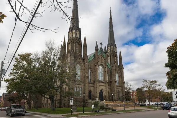 Charlottetown, Prens Edward Adası, Kanada - 26 Ekim 2023: Kanada 'nın Prens Edward Adası' ndaki Charlottetown şehir merkezindeki St. Dunstan Bazilikası.