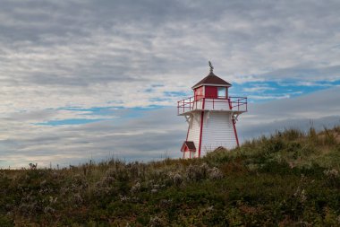 Prens Edward Ulusal Parkı 'nda güzel bir deniz feneri manzarası, Kanada' daki Prens Edward Adası 'nda.