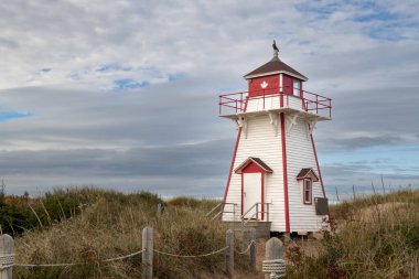 Prens Edward Ulusal Parkı 'nda güzel bir deniz feneri manzarası, Kanada' daki Prens Edward Adası 'nda.