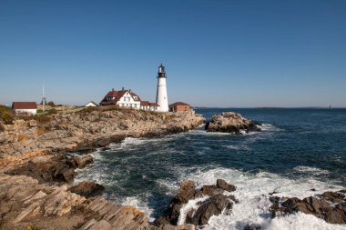 Cape Elizabeth, Maine, ABD - 28 Ekim 2023: ABD 'nin Maine Eyaleti kıyısındaki en eski deniz fenerlerinden Portland Head Light manzarası.