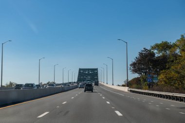 Maine, ABD - 28 Ekim 2023: Piscataqua Nehri Köprüsü 'ne girmek, Maine Eyaleti' nden ABD 'nin doğu kıyısındaki New Hampshire eyaletine kadar 95 numaralı otoban boyunca seyahat etmek.