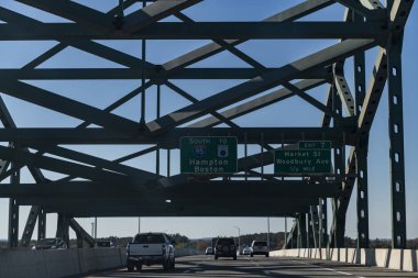 Maine, ABD - 28 Ekim 2023: Piscataqua Nehri Köprüsü 'ne girmek, Maine Eyaleti' nden ABD 'nin doğu kıyısındaki New Hampshire eyaletine kadar 95 numaralı otoban boyunca seyahat etmek.