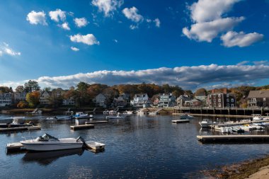 Manchester-By-the-Sea, Massachusetts, ABD - 28 Ekim 2023: Manchester-by-the-Sea şehrinin liman manzarası, Massachusetts, ABD 'de, Marina' da botlarla.