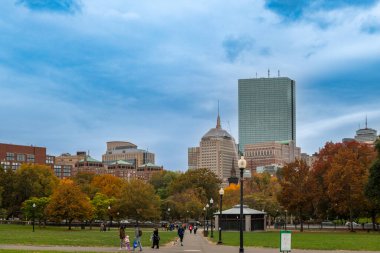 Boston, Massachusetts, ABD - 29 Ekim 2023: İnsanlar sonbaharda Boston, Massachusetts 'teki Boston Common parkında yürüyorlar.